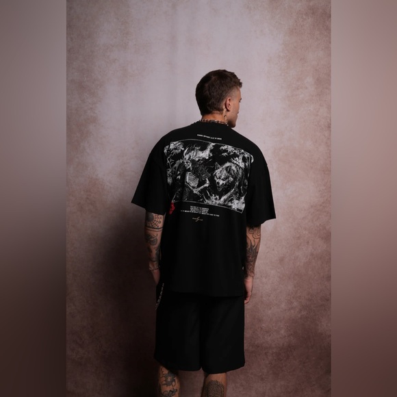 WOLVES SCROLL "PREMIUM" OVERSIZED TEE IN BLACK - Picture 4 of 6